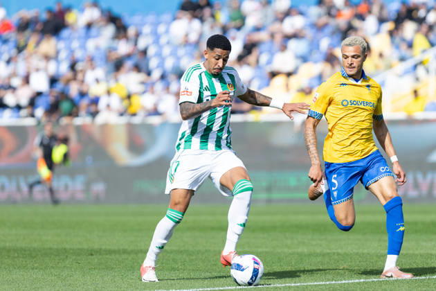 March 22, 2026, Estoril, Lisbon, Portugal: Rio Ave forward from Brazil DIOGO BEZERRA (7) and Estoril defender from Belgium ANTEF TSOUNGUI (5) in action during the game for Liga Portugal Betclic between Estoril Praia and Rio Ave at Estadio Antonio Coimbra da Mota Estoril Portugal - ZUMAs359 20260322_zsp_s359_041 Copyright: xAlexandrexdexSousax