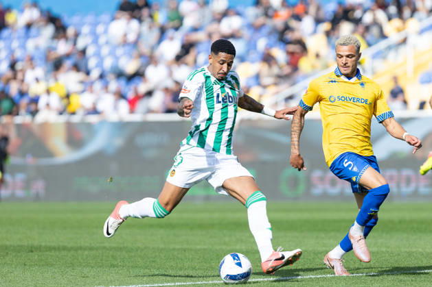 March 22, 2026, Estoril, Lisbon, Portugal: Rio Ave forward from Brazil DIOGO BEZERRA (7) and Estoril defender from Belgium ANTEF TSOUNGUI (5) in action during the game for Liga Portugal Betclic between Estoril Praia and Rio Ave at Estadio Antonio Coimbra da Mota Estoril Portugal - ZUMAs359 20260322_zsp_s359_042 Copyright: xAlexandrexdexSousax