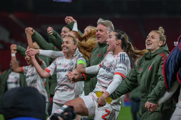 GBR, Manchester, Manchester United, ManU vs Bayern München, Women s Champions League, Fussball, UEFA, Spielzeit 2025 2026, Old Trafford, Viertelfinale, Hinspiel im Bild: FC Bayern München Frauen feiern den Sieg 3:2 gegen Manchester United DFB DFL REGULATIONS PROHIBIT ANY USE OF PHOTOGRAPHS AS IMAGE SEQUENCES AND OR QUASI-VIDEO, 25.03.2026 Copyright: HMBxMedia HendrikxHamelau