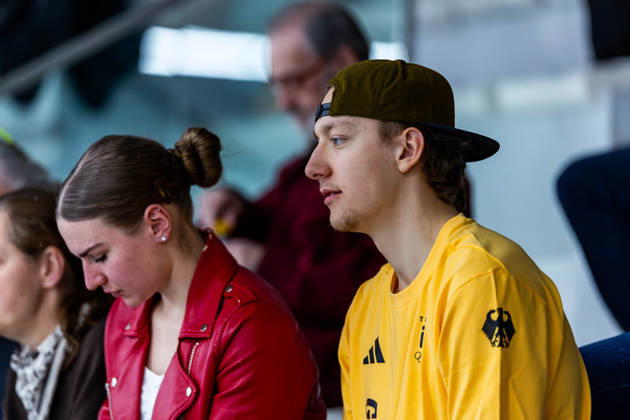 25.03.2026, GER, Volleyball, Frauen, 1.BL, PlayOffs Viertelfinale, Saison 25 26, Schwarz-Weiss Erfurt - Allianz MTV Stuttgart Finn Sonnekalb (Eisschnellläufer) gemeinsam mit seiner Freundin Melissa Schaefer (Eisschnellläuferin) 99089 Erfurt Sporthalle Sportanlage Rieths Thüringen Deutschland