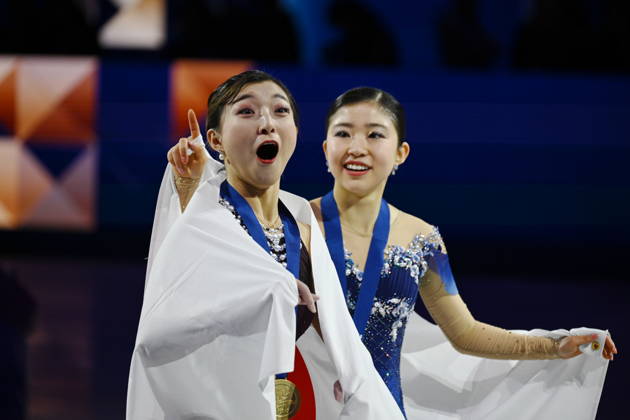 ISU Figure skating, Eiskunstlauf World Championships 2026 at the O2 Arena in Prague, Czech Republic - 27 Mar 2026 Gold medalist Kaori Sakamoto (R) and Silver medailist Mone Chiba both of Japan as seen during the medal ceremony for the Women competition at the ISU Figure Skating World Championships 2026 at the O2 Arena. ISU Figure Skating World Championships 2026 takes place from 24th to 29th of March in Prague, Czech Republic. Prague Czech Republic Copyright: xTomasxTkacikx xSOPAxImagesx 20260327-ISU-women-43