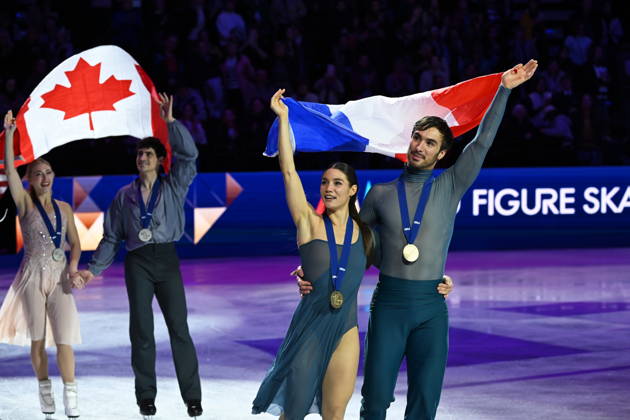 ISU Figure skating, Eiskunstlauf World Championships 2026 in Prague, Czech Republic - 28 Mar 2026 Gold medalists Laurence Fournier Beaudry (L) and Guillaume Cizeron of France as seen during the medal ceremony for Ice Dance competition at the ISU Figure Skating World Championships 2026 at the O2 Arena. ISU Figure Skating World Championships 2026 takes place from 24th to 29th of March in Prague, Czech Republic. Prague Czech Republic Copyright: xTomasxTkacikx xSOPAxImagesx 20260328-isu-dance-29