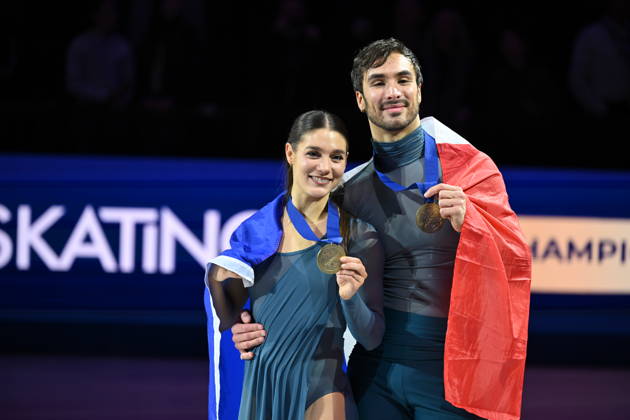 ISU Figure skating, Eiskunstlauf World Championships 2026 in Prague, Czech Republic - 28 Mar 2026 Gold medalists Laurence Fournier Beaudry (L) and Guillaume Cizeron of France as seen during the medal ceremony for Ice Dance competition at the ISU Figure Skating World Championships 2026 at the O2 Arena. ISU Figure Skating World Championships 2026 takes place from 24th to 29th of March in Prague, Czech Republic. Prague Czech Republic Copyright: xTomasxTkacikx xSOPAxImagesx 20260328-isu-dance-35