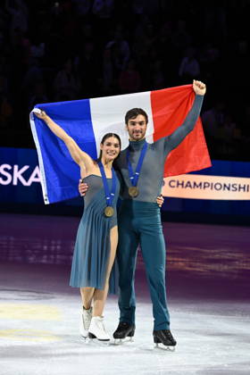 ISU Figure skating, Eiskunstlauf World Championships 2026 in Prague, Czech Republic - 28 Mar 2026 Gold medalists Laurence Fournier Beaudry (L) and Guillaume Cizeron of France as seen during the medal ceremony for Ice Dance competition at the ISU Figure Skating World Championships 2026 at the O2 Arena. ISU Figure Skating World Championships 2026 takes place from 24th to 29th of March in Prague, Czech Republic. Prague Czech Republic Copyright: xTomasxTkacikx xSOPAxImagesx 20260328-isu-dance-36