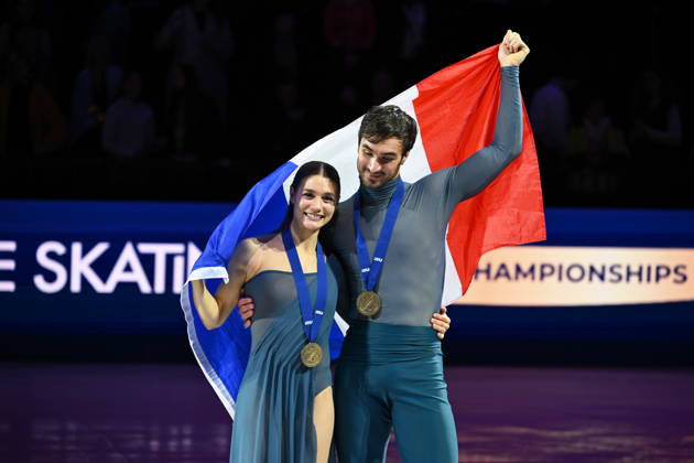 ISU Figure skating, Eiskunstlauf World Championships 2026 in Prague, Czech Republic - 28 Mar 2026 Gold medalists Laurence Fournier Beaudry (L) and Guillaume Cizeron of France as seen during the medal ceremony for Ice Dance competition at the ISU Figure Skating World Championships 2026 at the O2 Arena. ISU Figure Skating World Championships 2026 takes place from 24th to 29th of March in Prague, Czech Republic. Prague Czech Republic Copyright: xTomasxTkacikx xSOPAxImagesx 20260328-isu-dance-37