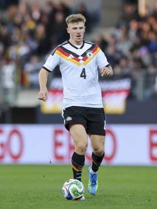 Finn Jeltsch (Germany) kontrolliert den Ball, UEFA Under21 EURO Qualifier, EM, Europameisterschaft Germany v Northern Ireland, Eintracht Stadion am 27. March 2026 in Braunschweig, Deutschland. (Foto von Marco Steinbrenner DeFodi Images) Finn Jeltsch (Germany) controls the ball, UEFA Under21 EURO Qualifier, Germany v Northern Ireland, Eintracht Stadion, March 27, 2026 in Braunschweig, Germany. (Photo by Marco Steinbrenner DeFodi Images) -