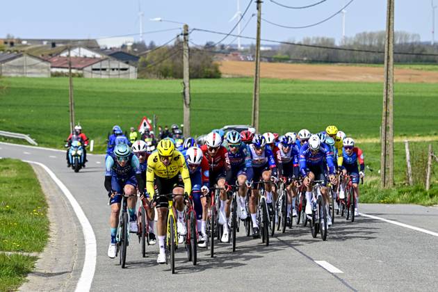 In Flanders Fields From Middelkerke to Wevelgem 2026 Cycling Race WEVELGEM, BELGIUM - MARCH 29 : Rider of Team Visma I Lease a Bike leading the peloton during the 88th edition of In Flanders Fields From Middelkerke to Wevelgem an UCI World Tour 1.UWT one day cycling road race for Men Elite of 240 km with start in Middelkerke and finish in Wevelgem on March 29, 2026 in Wevelgem, Belgium, 29 03 2026 ( Motordriver Guy De Vuyst - Wevelgem Belgium Copyright: xJanxDexMeuleneirx