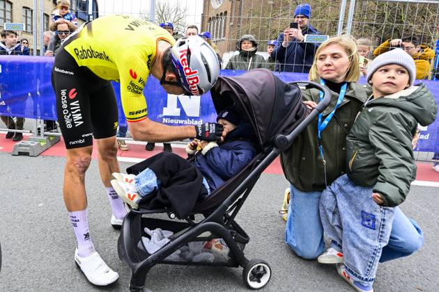 In Flanders Fields From Middelkerke to Wevelgem 2026 Cycling Race WEVELGEM, BELGIUM - MARCH 29 : De Bie Sarah (BEL) wife of Wout Van Aert, Van Aert Wout (BEL) of Team Visma Lease a Bike with their kids during the 88th edition of In Flanders Fields From Middelkerke to Wevelgem an UCI World Tour 1.UWT one day cycling road race for Men Elite of 240 km with start in Middelkerke and finish in Wevelgem on March 29, 2026 in Wevelgem, Belgium, 29 03 2026 ( Motordriver Guy De Vuyst - Wevelgem Belgium Copyright: xJanxDexMeuleneirx