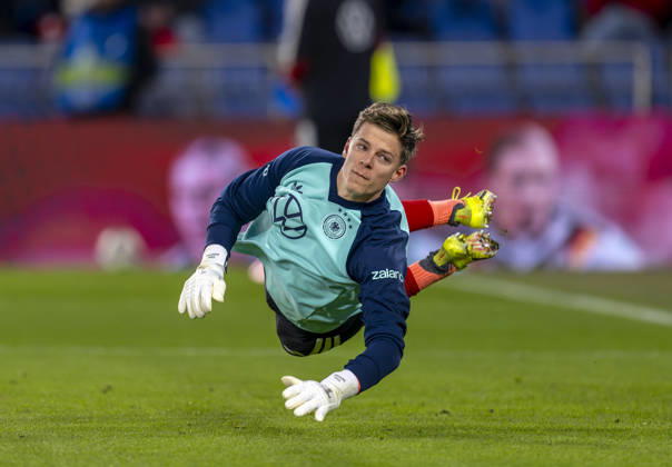 27.03.2026, Fussball Freundschafts-Länderspiel, Schweiz - Deutschland, im Stadion St.-Jakob-Park in Basel (Schweiz). Torwart Finn Dahmen (Deutschland) beim Aufwärmen.