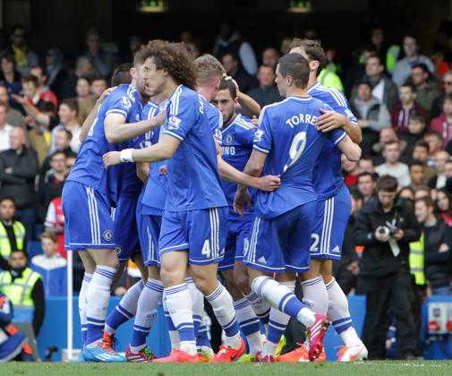 2013 14 Chelsea s Eden Hazard celebrates scoring his sides third goal from the penalty spot with his team mates. Chelsea are beating Arsenal 3:0 Chelsea 22 03 14 Chelsea v Arsenal 22 03 14 The Premier League Photo: Richard Washbrooke International Sports Fotos London Stamford Bridge England Copyright: xRichardxWashbrookex