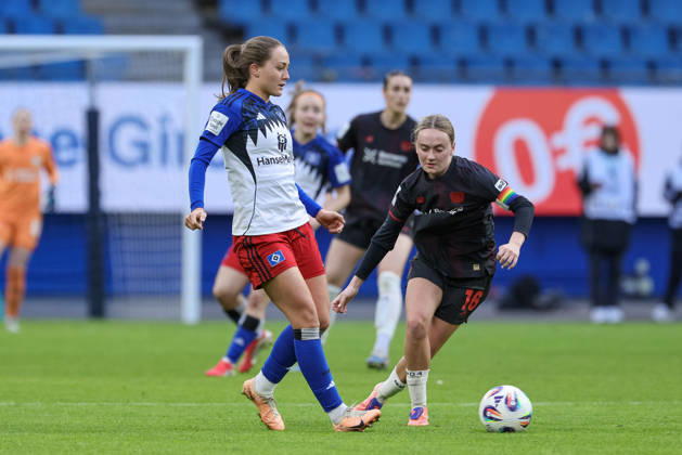v.li.: Camilla Linberg (Hamburger SV, HSV, 47) und Sofie Zdebel (Bayer 04 Leverkusen, 16) im Zweikampf, Duell, Dynamik, Aktion, Action, Spielszene, DIE DFB-RICHTLINIEN UNTERSAGEN JEGLICHE NUTZUNG VON FOTOS ALS SEQUENZBILDER UND ODER VIDEOÄHNLICHE FOTOSTRECKEN. DFB REGULATIONS PROHIBIT ANY USE OF PHOTOGRAPHS AS IMAGE SEQUENCES AND OR QUASI-VIDEO., 30.03.2026, Hamburg (Deutschland), Fussball, Google Pixel Frauen-Bundesliga, Hamburger SV - Bayer 04 Leverkusen