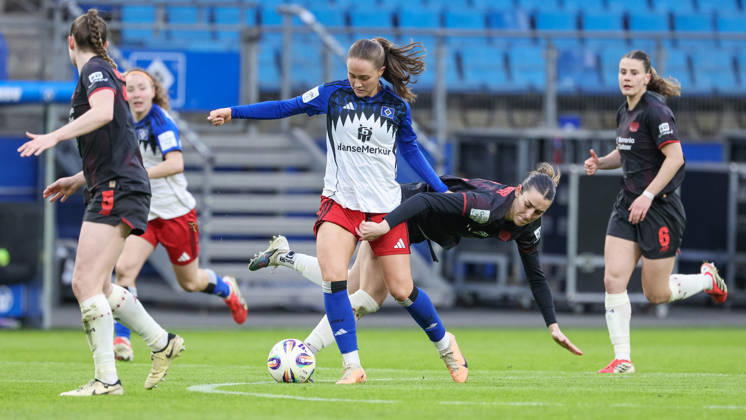 v.li.: Camilla Linberg (Hamburger SV, HSV, 47) und Selina Ostermeier (Bayer 04 Leverkusen, 2) im Zweikampf, Duell, Dynamik, Aktion, Action, Spielszene, DIE DFB-RICHTLINIEN UNTERSAGEN JEGLICHE NUTZUNG VON FOTOS ALS SEQUENZBILDER UND ODER VIDEOÄHNLICHE FOTOSTRECKEN. DFB REGULATIONS PROHIBIT ANY USE OF PHOTOGRAPHS AS IMAGE SEQUENCES AND OR QUASI-VIDEO., 30.03.2026, Hamburg (Deutschland), Fussball, Google Pixel Frauen-Bundesliga, Hamburger SV - Bayer 04 Leverkusen