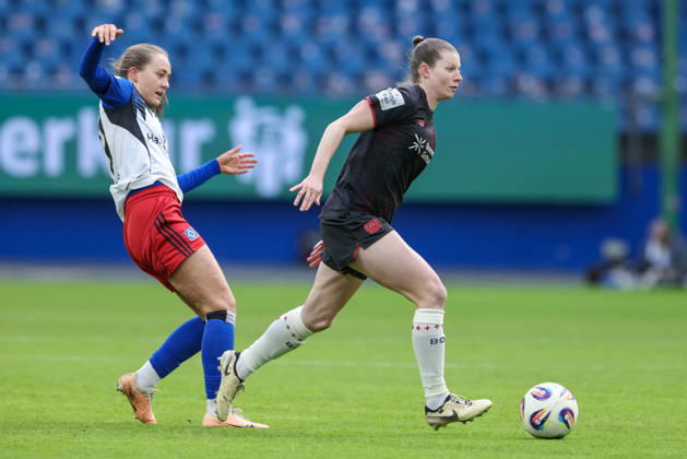 v.li.: Camilla Linberg (Hamburger SV, HSV, 47) und Claudia Wenger (Bayer 04 Leverkusen, 5) im Zweikampf, Duell, Dynamik, Aktion, Action, Spielszene, DIE DFB-RICHTLINIEN UNTERSAGEN JEGLICHE NUTZUNG VON FOTOS ALS SEQUENZBILDER UND ODER VIDEOÄHNLICHE FOTOSTRECKEN. DFB REGULATIONS PROHIBIT ANY USE OF PHOTOGRAPHS AS IMAGE SEQUENCES AND OR QUASI-VIDEO., 30.03.2026, Hamburg (Deutschland), Fussball, Google Pixel Frauen-Bundesliga, Hamburger SV - Bayer 04 Leverkusen