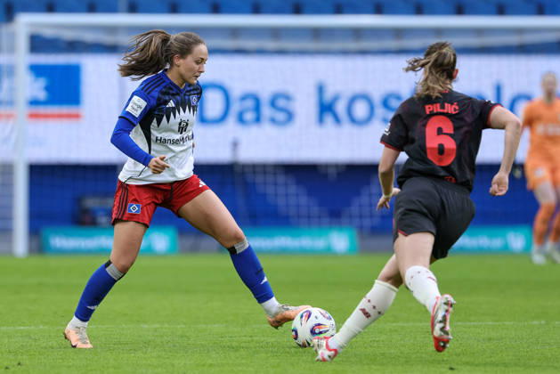 v.li.: Camilla Linberg (Hamburger SV, HSV, 47) und Katharina Piljic (Bayer 04 Leverkusen, 6) im Zweikampf, Duell, Dynamik, Aktion, Action, Spielszene, DIE DFB-RICHTLINIEN UNTERSAGEN JEGLICHE NUTZUNG VON FOTOS ALS SEQUENZBILDER UND ODER VIDEOÄHNLICHE FOTOSTRECKEN. DFB REGULATIONS PROHIBIT ANY USE OF PHOTOGRAPHS AS IMAGE SEQUENCES AND OR QUASI-VIDEO., 30.03.2026, Hamburg (Deutschland), Fussball, Google Pixel Frauen-Bundesliga, Hamburger SV - Bayer 04 Leverkusen
