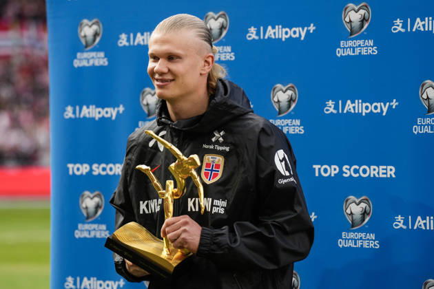 Football, private international match Norway Switzerland Oslo, Norway 20260331 Erling Braut Haaland receives an award before the private international football match between Norway and Switzerland at Ullevaal Stadium Photo Fredrik Varfjell NTB Oslo Norway EDITORIAL USE ONLY RESTRICTED USE FOR BETTING COMPANIES  Copyright: xFredrikxVarfjellx xNTBx