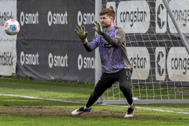 Ben Voll ( Pauli ) am Ball Deutschland , Hamburg , Trainingsgelände an der Kollaustrasse , Fussball , 1. Bundesliga , Training des FC St Pauli