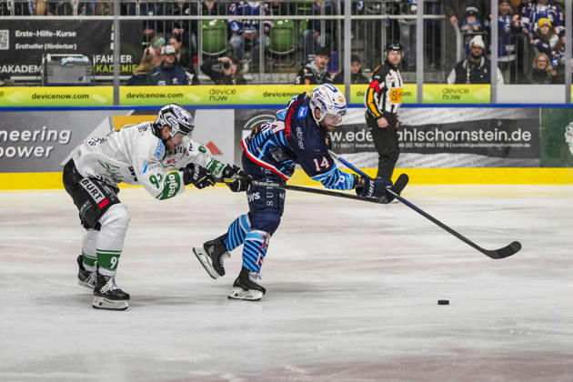 Laufduell zwischen Nickolas Latta (Ravensburg Towerstars, 14) und Mike Fischer (Bietigheim Steelers, 91), GER, Ravensburg Towerstars vs. Bietigheim Steelers, Eishockey, DEL2, Spielzeit 2025 2026, Playoff Viertelfinale, Spiel 7, 31.03.26 GER, Ravensburg Towerstars vs. Bietigheim Steelers, Eishockey, DEL2, Spielzeit 2025 2026, Playoff Viertelfinale, Spiel 7, 31.03.26 Ravenburg Copyright: xEibner-Pressefoto MaximilianxRistx EP_MRT