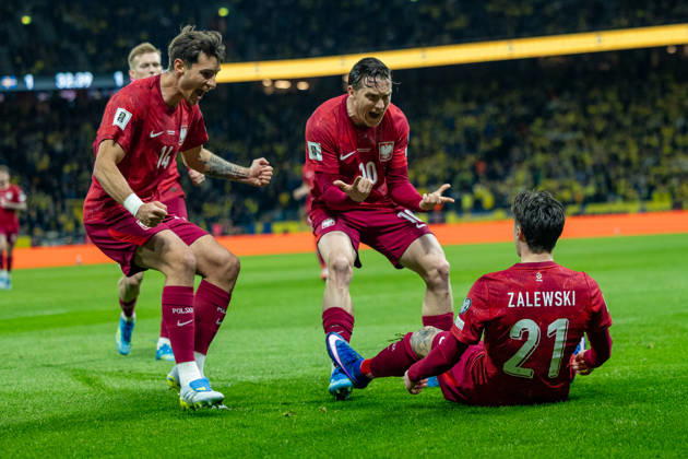 Nicola Zalewski celebrating with Jakub Kaminski, Karol Swiderski, Piotr Zielinski and Jakub Kiwior during World Cup 2026 european play off final game between national teams of Poland and Sweden (Maciej Rogowski Ball Raw Images) Solna Strawberry Arena Sweden Copyright: xMaciejxRogowskix ROG_SVEvsPOL-19