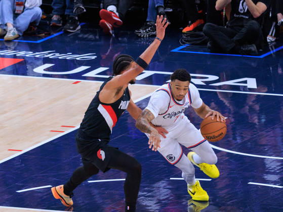 March 31, 2026, Inglewood, California, USA: Toumani Camara 33 of the Portland Trail Blazers defends against Jordan Miller 22 of the LA Clippers during a 2026 NBA, Basketball Herren, USA regular season game on Tuesday March 31, 2026 at Intuit Dome Arena in Inglewood, California. JAVIER ROJAS PI Inglewood USA - ZUMAp124 20260331_zaa_p124_006 Copyright: xJavierxRojasx