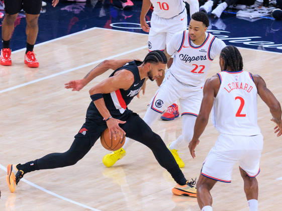 March 31, 2026, Inglewood, California, USA: Toumani Camara 33 of the Portland Trail Blazers tries to get by Jordan Miller 22 and Kawhi Leonard 2 of the LA Clippers during a 2026 NBA, Basketball Herren, USA regular season game on Tuesday March 31, 2026 at Intuit Dome Arena in Inglewood, California. JAVIER ROJAS PI Clippers Vs. Trail Blazers - ZUMAp124 20260331_zaa_p124_005 Copyright: xJavierxRojasx