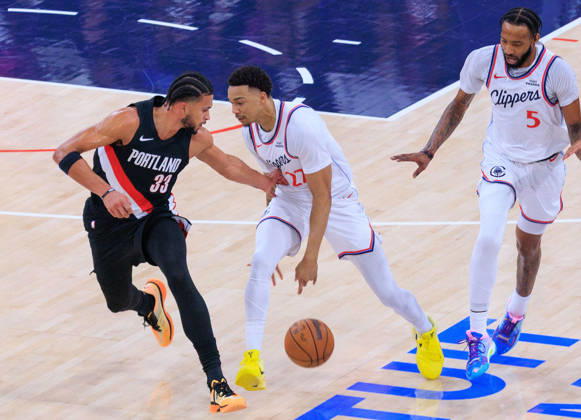 March 31, 2026, Inglewood, California, USA: Toumani Camara 33 of the Portland Trail Blazers defends against Jordan Miller 22 of the LA Clippers during a 2026 NBA, Basketball Herren, USA regular season game on Tuesday March 31, 2026 at Intuit Dome Arena in Inglewood, California. JAVIER ROJAS PI Clippers Vs. Trail Blazers - ZUMAp124 20260331_zaa_p124_007 Copyright: xJavierxRojasx