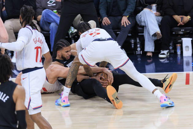 March 31, 2026, Inglewood, California, USA: Toumani Camara 33 of the Portland Trail Blazers and Derrick Jones Jr. 5of the Los Angeles Clippers wrestle for the ball during their regular season NBA, Basketball Herren, USA game on Tuesday March 31, 2026 at Intuit Dome in Inglewood, California. ARIANA RUIZ PI Clippers Vs. Trail Blazers - ZUMAp124 20260331_zaa_p124_017 Copyright: xArianaxRuizx