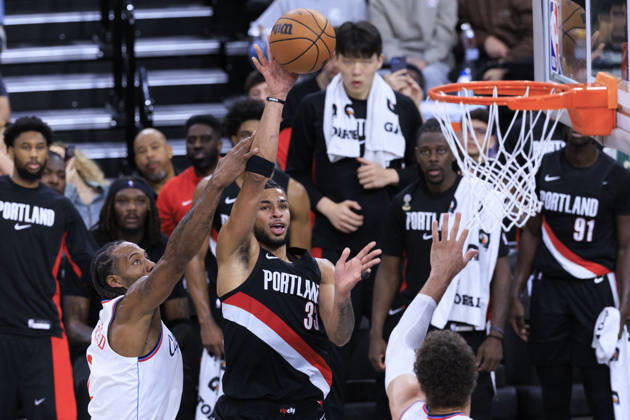 March 31, 2026, Inglewood, California, USA: Toumani Camara 33 of the Portland Trail Blazers shoots a floater as Kawhi Leonard 2 of the Los Angeles Clippers defend the basket during their regular season NBA, Basketball Herren, USA game on Tuesday March 31, 2026 at Intuit Dome in Inglewood, California. ARIANA RUIZ PI Clippers Vs. Trail Blazers - ZUMAp124 20260331_zaa_p124_021 Copyright: xArianaxRuizx