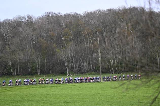 The pack of riders pictured in action during the men elite race of the Dwars Door Vlaanderen cycling event, 184,6km from Roeselare to Waregem, Wednesday 01 April 2026. JASPERxJACOBS x169497093x