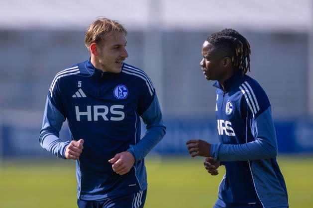 01.04.2026, Fussball, Training des FC Schalke 04. v. l. Timo Becker (FC Schalke 04) spricht mit Moussa Ndiaye (FC Schalke 04). Gelsenkirchen Trainingsgelände FC Schalke 04 NRW Deutschland xRHR-FOTO YYx Copyright: RHR-FOTOx RHR-FOTO YY