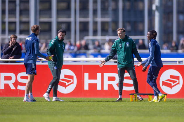 01.04.2026, Fussball, Training des FC Schalke 04. v. l. Timo Becker (FC Schalke 04), Co-Trainer Tim Hoogland (FC Schalke 04), Co-Trainer Adin Osmanbasic (FC Schalke 04), Moussa Ndiaye (FC Schalke 04). Gelsenkirchen Trainingsgelände FC Schalke 04 NRW Deutschland xRHR-FOTO YYx Copyright: RHR-FOTOx RHR-FOTO YY