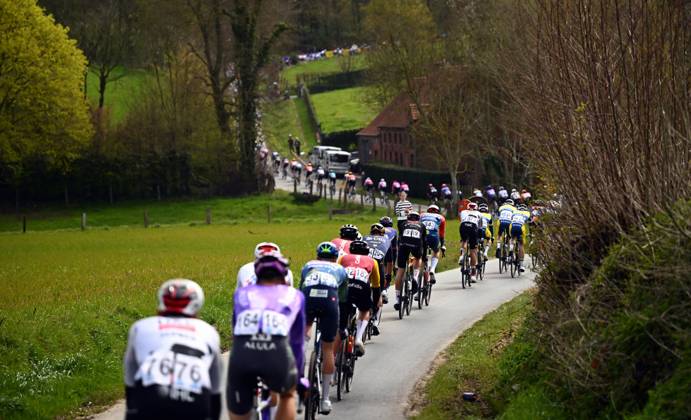 The pack of riders pictured in action during the men elite race of the Dwars Door Vlaanderen cycling event, 184,6km from Roeselare to Waregem, Wednesday 01 April 2026. POOLxTOMASxSISK x169504973x