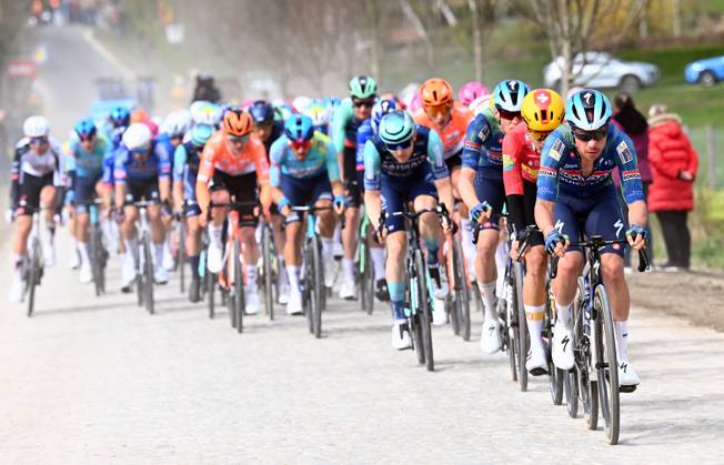 The pack of riders pictured in action during the men elite race of the Dwars Door Vlaanderen cycling event, 184,6km from Roeselare to Waregem, Wednesday 01 April 2026. POOLxTOMASxSISK x169504983x