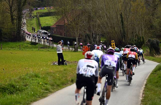 The pack of riders pictured in action during the men elite race of the Dwars Door Vlaanderen cycling event, 184,6km from Roeselare to Waregem, Wednesday 01 April 2026. POOLxTOMASxSISK x169505055x