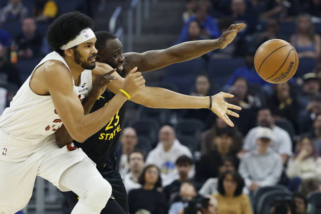 NBA, Basketball Herren, USA - Cleveland Cavaliers at Golden State Warriors epaselect Golden State Warriors forward Draymond Green (R) and Cleveland Cavaliers center Jarrett Allen (L) reach for a loose ball during the first half of the NBA game between the Cleveland Cavaliers and the Golden State Warriors in San Francisco, California, USA, 02 April 2026. SAN FRANCISCO CALIFORNIA United States  Copyright: xJOHNxG.xMABANGLOx
