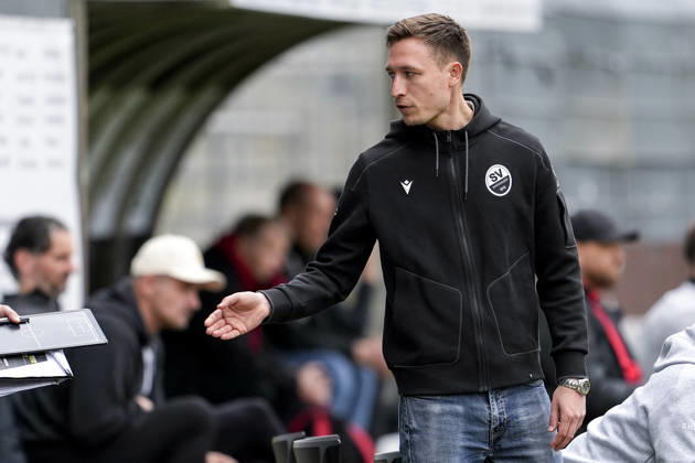 Kevin Stotz (Trainer, Cheftrainer, Interimstrainer, SVS), gibt Anweisungen, gestikuliert, mit den Armen gestikulieren, Einzelbild, Einzelfoto, Aktion, Action, 04.04.2026, Sandhausen (Deutschland), Fussball, Regionalliga Südwest, SV Sandhausen - SG Sonnenhof Großaspach