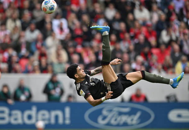 Fallrückzieher Luis Diaz (Bayern München) Aktion, Zweikampf, Fussball 1. Bundesliga, 28.Spieltag, SC Freiburg - FC Bayern München, am 04.04.2026 in Freiburg Deutschland. DFL regulations prohibit any use of photographs as image sequences and or quasi-video Â