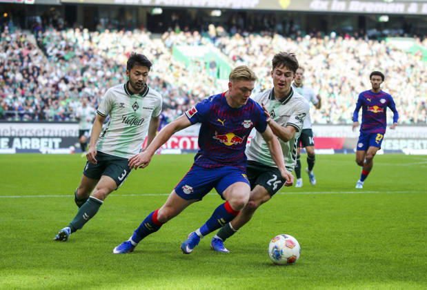 Deutschland: Fussball Bundesliga 2025 2026, 28. Spieltag - SV Werder Bremen vs RB Leipzig - Weserstadion-Stadion (Bremen): Conrad Harder (RB Leipzig, 11) Patrice ÄaoviÄ‡ Patrice Covic (SV Werder Bremen, 24) Yukinari Sugawara (SV Werder Bremen, 3) Bremen Copyright: xAymanxAlahmedx
