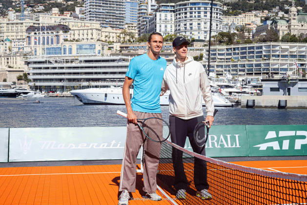 La 119Âª edizione del Rolex Monte-Carlo Masters e stata ufficialmente inaugurata nel cuore del Principato di Monaco. Il numero 2 del mondo Jannik Sinner e il numero 4 Alexander Zverev hanno deliziato gli spettatori con una mini-esibizione di tennis sul lungomare, di fronte allo Yacht Club de Monaco Sabato 4 aprile 2026  Copyright: xArthurxGustin LaPressex
