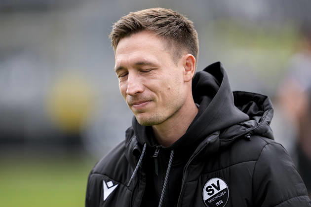 Kevin Stotz (Trainer, Cheftrainer, Interimstrainer, SVS), Einzelbild, Einzelfoto, Aktion, Action, enttäuscht schauend, Enttäuschung, Frustration, disappointed, pessimistisch, 04.04.2026, Sandhausen (Deutschland), Fussball, Regionalliga Südwest, SV Sandhausen - SG Sonnenhof Großaspach