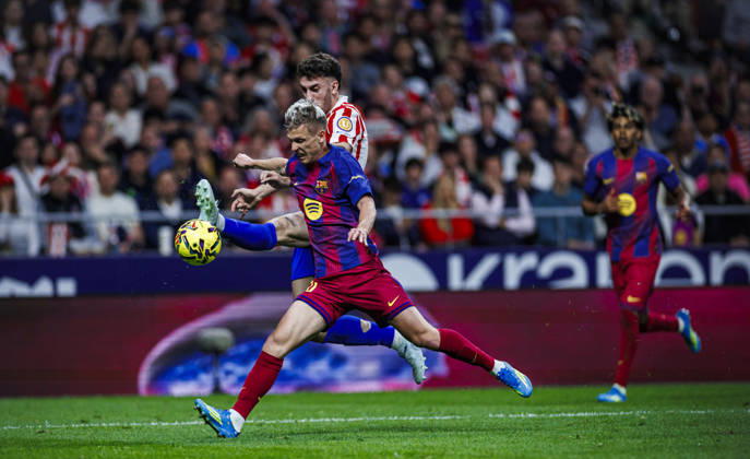 Atletico de Madrid v FC Barcelona, Barca - LaLiga MADRID, SPAIN - APRIL 04: Dani Olmo of FC Barcelona (R) battles for the ball with Matteo Ruggeri of Atletico de Madrid (L) during the LaLiga EA Sports match between Rayo Vallecano and Elche CF at Riyadh Air Metropolitano Stadium on April 04, 2026 in Madrid, Spain. Pablo Garcia Anadolu Madrid Spain. Editorial use only. Please get in touch for any other usage. Copyright: x2026xAnadoluxPabloxGarciax
