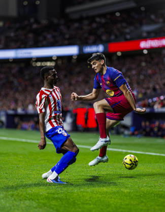 Atletico de Madrid v FC Barcelona, Barca - LaLiga MADRID, SPAIN - APRIL 04: Marc Bernal (R) of FC Barcelona battles for the ball with Faiths Seidu of Atletico de Madrid during the LaLiga EA Sports match between Rayo Vallecano and Elche CF at Riyadh Air Metropolitano Stadium on April 04, 2026 in Madrid, Spain. Pablo Garcia Anadolu Madrid Spain. Editorial use only. Please get in touch for any other usage. Copyright: x2026xAnadoluxPabloxGarciax