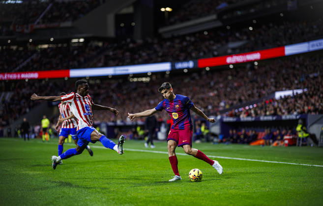 Atletico de Madrid v FC Barcelona, Barca - LaLiga MADRID, SPAIN - APRIL 04: Marc Bernal (R) of FC Barcelona battles for the ball with Faiths Seidu of Atletico de Madrid during the LaLiga EA Sports match between Rayo Vallecano and Elche CF at Riyadh Air Metropolitano Stadium on April 04, 2026 in Madrid, Spain. Pablo Garcia Anadolu Madrid Spain. Editorial use only. Please get in touch for any other usage. Copyright: x2026xAnadoluxPabloxGarciax