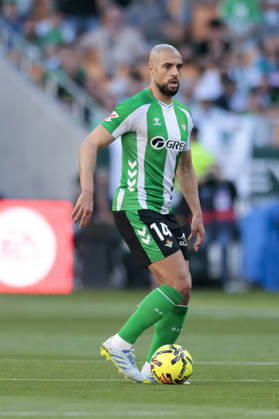Real Betis Balompie v RCD Espanyol de Barcelona - LaLiga EA Sports Sofyan Amrabat of Real Betis controls the ball during the La Liga EA Sports match between Real Betis and RCD Espanyol de Barcelona at La Cartuja Stadium in Seville, Spain, on April 4, 2026. Seville Spain  Copyright: xJosexLuisxContrerasx originalFilename:joseluiscontreras-realbeti260404_npHqc