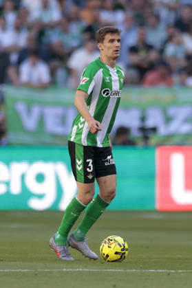 Real Betis Balompie v RCD Espanyol de Barcelona - LaLiga EA Sports Diego Llorente of Real Betis controls the ball during the La Liga EA Sports match between Real Betis and RCD Espanyol de Barcelona at La Cartuja Stadium in Seville, Spain, on April 4, 2026. Seville Spain  Copyright: xJosexLuisxContrerasx originalFilename:joseluiscontreras-realbeti260404_npvWB