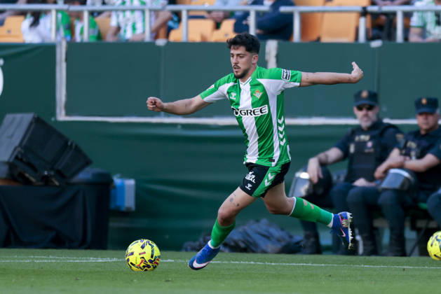 Real Betis Balompie v RCD Espanyol de Barcelona - LaLiga EA Sports Pablo Fornals of Real Betis passes the ball during the La Liga EA Sports match between Real Betis and RCD Espanyol de Barcelona at La Cartuja Stadium in Seville, Spain, on April 4, 2026. Seville Spain  Copyright: xJosexLuisxContrerasx originalFilename:joseluiscontreras-realbeti260404_npiN2