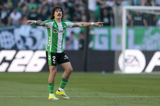 Real Betis Balompie v RCD Espanyol de Barcelona - LaLiga EA Sports Hector Bellerin of Real Betis gives instructions during the La Liga EA Sports match between Real Betis and RCD Espanyol de Barcelona at La Cartuja Stadium in Seville, Spain, on April 4, 2026. Seville Spain  Copyright: xJosexLuisxContrerasx originalFilename:joseluiscontreras-realbeti260404_npozv