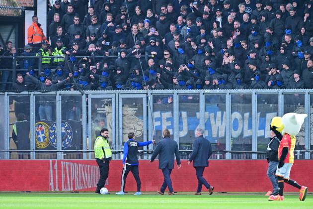 DEVENTER , 05-04-2026 , Stadium De Adelaarshorst , season 2025 2026 , Dutch Eredivisie football . match between Go Ahead Eagles and PEC Zwolle, Picture shows PEC Zwolle player Ryan Thomas, Joost Broerse, Gerry Hamstra Go Ahead Eagles - PEC x202851851x Copyright: