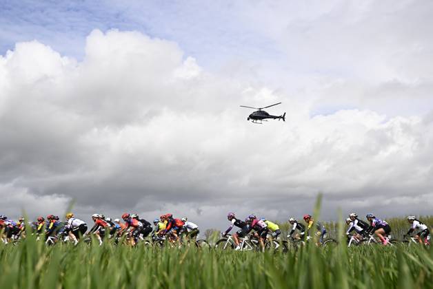 The pack of riders pictured in action during the women s race of the Ronde van Vlaanderen Tour des Flandres Tour of Flanders UCI WorldTour one day cycling race, 164,1 km with start and finish in Oudenaarde, Sunday 05 April 2026. JASPERxJACOBS x169863538x