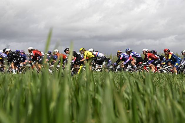 The pack of riders pictured in action during the women s race of the Ronde van Vlaanderen Tour des Flandres Tour of Flanders UCI WorldTour one day cycling race, 164,1 km with start and finish in Oudenaarde, Sunday 05 April 2026. JASPERxJACOBS x169863658x