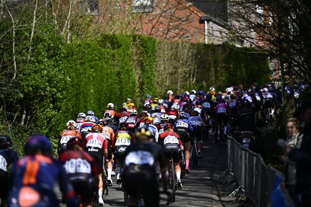 The pack of riders pictured in action during the women s race of the Ronde van Vlaanderen Tour des Flandres Tour of Flanders UCI WorldTour one day cycling race, 164,1 km with start and finish in Oudenaarde, Sunday 05 April 2026. JASPERxJACOBS x169873142x